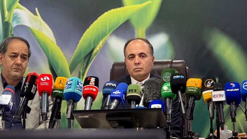 
وزیر جهاد کشاورزی:
امنیت غذایی کشور در جنگ پایدار ماند

وزیر جهاد کشاورزی با تشریح عملکرد دولت چهاردهم در حوزه کشاورزی گفت: با وجود جنگ، محاصره دریایی، خشکسالی و افزایش هزینه‌های تولید، امنیت غذایی کشور بدون وقفه حفظ شد و تولید داخلی در بخش‌های مختلف افزایش یافت.

امنیت غذایی کشور در جنگ پایدار ماند
به گزارش خبرنگار گروه کشاورزی و محیط زیست خبرگزاری صدا و سیما، غلامرضا نوری قزلجه در نشست خبری هفته دولت با گرامیداشت یاد و خاطره شهیدان رجایی و باهنر و دیگر دولتمردان شهید، اظهار داشت: بخش کشاورزی و امنیت غذایی از مؤلفه‌های مهم امنیت و تاب‌آوری جامعه است و حتی یک روز نیز نمی‌توان ناترازی یا کمبود در این حوزه را تحمل کرد.

وی افزود: دشمنان در جریان دو جنگ تحمیلی اخیر پیش‌بینی کرده بودند که امنیت غذایی ایران ظرف ۲۱ روز دچار مشکل شود و به همین دلیل با اعمال محاصره دریایی و محدودیت در بنادر، همه توان خود را برای ایجاد اختلال در تأمین غذا به کار گرفتند.

وزیر جهاد کشاورزی گفت: با وجود همه این مشکلات، امنیت غذایی مردم حتی برای یک ساعت در هیچ نقطه‌ای از کشور دچار مشکل نشد و برخلاف برخی کشور‌ها که در شرایط جنگی با خالی شدن فروشگاه‌ها و پایان یافتن ذخایر مواجه شدند، این اتفاق در ایران رخ نداد.

نوری قزلجه البته تأکید کرد: شرایط جنگ و محاصره موجب افزایش هزینه‌های تمام‌شده، حمل‌ونقل، بیمه و قیمت‌های جهانی شد و بخشی از این هزینه‌ها به مردم تحمیل شد.

۸۵ درصد امنیت غذایی متکی به تولید داخلی

وزیر جهاد کشاورزی با اشاره به سهم تولید داخلی در تأمین نیاز غذایی کشور گفت: ۸۵ درصد محصولات و تولیدات مورد نیاز کشور متکی به تلاش کشاورزان، تولیدکنندگان و فعالان زنجیره بزرگ کشاورزی است.

وی افزود: برای تأمین ۱۵ درصد باقی‌مانده که بخش عمده آن مواد اولیه مورد نیاز بخش کشاورزی است، از قبل تدابیر لازم اندیشیده شده و روند تأمین آن نیز تحت کنترل قرار دارد.

نوری قزلجه با بیان اینکه دشمنان در هدف خود برای ایجاد اختلال در امنیت غذایی کشور ناکام مانده‌اند، گفت: با اشراف اطلاعاتی کامل اعلام می‌کنیم که امنیت غذایی کشور برقرار است.

وی افزود: اغلب امور بخش کشاورزی تحت سامانه‌های هوشمند و کنترل کامل قرار دارد و اطمینان درباره وضعیت امنیت غذایی بر اساس اطلاعات همین سامانه‌ها و رصد مستمر زنجیره تأمین انجام می‌شود.

افزایش تولید و عبور از وابستگی به واردات مرغ

وزیر جهاد کشاورزی با اشاره به روند تولید محصولات کشاورزی در دو سال فعالیت دولت چهاردهم گفت: تولید گوشت مرغ در سال نخست دولت ۱۹ درصد افزایش داشت و در سال دوم نیز رشد پنج درصدی برای آن پیش‌بینی شده است.

نوری قزلجه افزود: کشور برای همیشه از واردات گوشت مرغ بی‌نیاز شده و اکنون وارد مرحله صادرات این محصول شده‌ایم.

وی گفت: تولید تخم‌مرغ نیز در سال نخست دولت هشت درصد و در سال دوم حدود ۸.۵ درصد افزایش یافته است.

وزیر جهاد کشاورزی همچنین از رشد تولید گوشت قرمز و محصولات لبنی خبر داد و گفت: تولید گوشت قرمز ۲.۵ درصد و شیر خام ۳.۶ درصد افزایش داشته است.

نوری قزلجه با اشاره به کاهش واردات برخی محصولات افزود: آمار واردات نشان می‌دهد کاهش واردات گوشت با افزایش تولید داخلی همسو بوده است.

وی ادامه داد: میزان تولید محصولات باغبانی نیز در دو سال گذشته ۹ درصد افزایش یافته است.

افزایش مصرف پروتئین در دهک‌های پایین

وزیر جهاد کشاورزی با اشاره به اجرای طرح کالابرگ گفت: گزارش‌ها نشان می‌دهد پس از اجرای این طرح، ضریب نفوذ پروتئین در دهک‌های پایین افزایش یافته و مصرف محصولات پروتئینی در این دهک‌ها بیشتر شده است.

وی افزود: به‌روزرسانی‌های اقتصاد غذایی نیز نشان می‌دهد تولید داخلی روند کاهشی نداشته و صادرات نیز به نسبت افزایش یافته است.

نوری قزلجه با اشاره به کاهش محسوس مصرف برخی محصولات مانند برنج گفت: سالانه حدود یک میلیون و ۵۰۰ هزار تن برنج وارد کشور می‌شود تا کسری تولید داخلی جبران شود.

ورود ۳ میلیون تن کالا از بنادر شمالی در جنگ

وزیر جهاد کشاورزی درباره اقدامات انجام‌شده برای استمرار تأمین کالا‌های اساسی در شرایط جنگ گفت: با تمهیدات و پیش‌بینی‌های قبلی، در ایام جنگ سه میلیون تن کالا از بنادر شمالی وارد کشور شد.

وی افزود: مسیر تأمین کالا‌های اساسی با وجود محدودیت‌های ایجادشده ادامه یافت و زنجیره تأمین مواد غذایی دچار وقفه نشد.

رفع موانع تولید در بخش کشاورزی

نوری قزلجه یکی از اقدامات مهم دولت چهاردهم را حمایت از تولید داخلی و رفع موانع پیش‌روی تولیدکنندگان عنوان کرد و گفت: مجموعه‌ای از باید‌ها و محدودیت‌ها وجود داشت که تولیدکنندگان زیر این قید و بند‌ها گرفتار بودند و تلاش کردیم این موانع را برطرف کنیم.

وی افزود: شکستن این قید و بند‌ها جابه‌جایی منافع سنگینی داشت و در سطوح مختلف با مقاومت‌هایی برای تغییر رویه‌ها مواجه شدیم، اما زنجیر را از پای بخش کشاورزی باز کردیم.

وزیر جهاد کشاورزی گفت: تولیدکنندگان بخش کشاورزی در شرایط جنگی نیز در میدان ماندند و برای کشور خدمت کردند و حدود ۸۰ نفر از کشاورزان و تولیدکنندگان این بخش در جریان جنگ به شهادت رسیدند.

توضیح وزیر درباره تخصیص ارز کالا‌های اساسی

نوری قزلجه در بخش دیگری از سخنان خود درباره منابع ارزی کالا‌های اساسی گفت: مطالبات ارزی این کالا‌ها به‌صورت سالانه در نظر گرفته می‌شد و مبلغ آن از طریق گمرک اعلام و وزارت جهاد کشاورزی نیز برای پرداخت، آن را تأیید می‌کرد.

وی افزود: از سال ۱۴۰۱ دیگر ارز مورد نیاز به میزان لازم تخصیص پیدا نکرد.

وزیر جهاد کشاورزی ادامه داد: در برخی موارد کالای بیشتری از سهمیه تعیین‌شده وارد کشور شد؛ از یک طرف منابع مالی محدود بود و از طرف دیگر کالا‌های بیشتری وارد کشور شد و این مسئله موجب ایجاد فشار بر منابع مالی و پرداخت مطالبات شد.

نوری قزلجه تأکید کرد: با وجود این مشکلات، تولیدکنندگان در میدان ماندند و با استمرار تولید، اجازه ندادند امنیت غذایی کشور در شرایط جنگ و خشکسالی دچار اختلال شود.