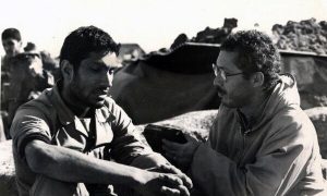 سعید علامیان (سمت راست) در حال مصاحبه با یک رزمنده در دفاع مقدس