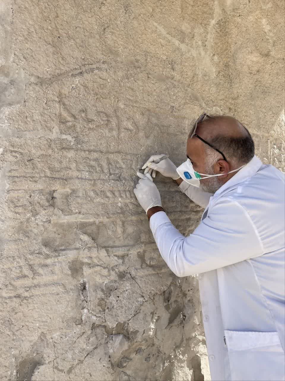 سنگنبشته تاریخی خرمآباد در کمتر از ۴۸ ساعت از آثار وندالیسم پاک شد