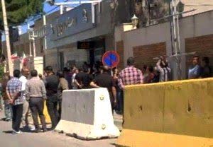 تجمع کارگران «پویا نخ ایلام» مقابل ساختمان استانداری/ بیش از یکسال است که بیکاریم