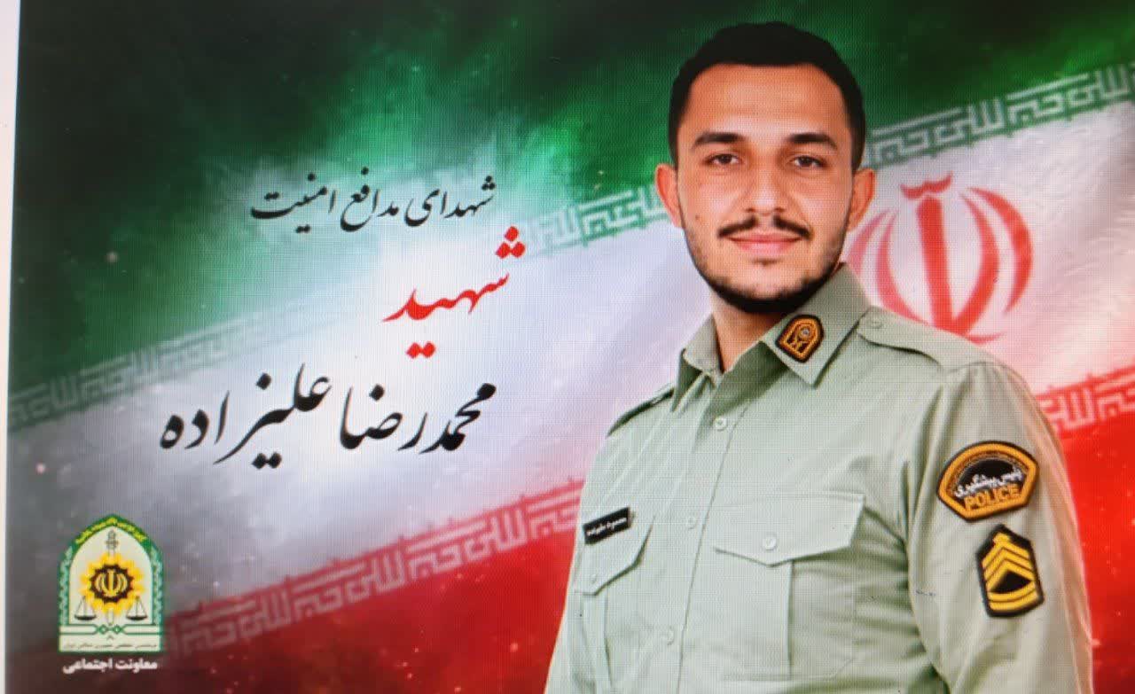  شهادت مأمور انتظامی در عملیات مقابله با اراذل و اوباش در البرز خانه حوادث کدخبر: 1260848 ۱۴۰۵/۰۸/۰۳ ۰۸:۵۴:۵۶ حوادث رکنا: استواریکم محمدرضا علیزاده کامران در جریان اجرای طرح مقابله با اراذل و اوباش و فروشندگان مواد مخدر در استان البرز به شهادت رسید. تبلیغات طلا برد دسکتاپ - 728x90 شهادت مأمور انتظامی در عملیات مقابله با اراذل و اوباش در البرز تبلیغات به گزارش رکنا، استواریکم محمدرضا علیزاده کامران روز اول آبان‌ماه ۱۴۰۵ در جریان اجرای طرح مبارزه با اراذل و اوباش و فروشندگان مواد مخدر در استان البرز بر اثر اصابت گلوله به درجه رفیع شهادت نائل آمد.